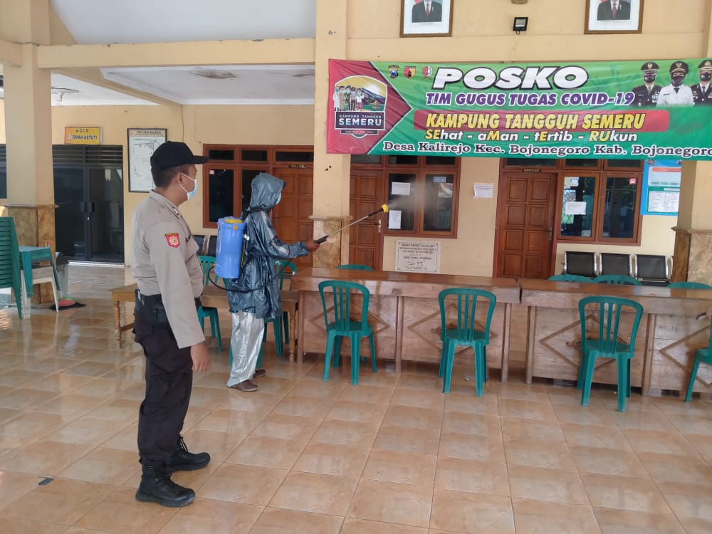 Penyemprotan desinfektan untuk pencegahan penyebaran Covid-19